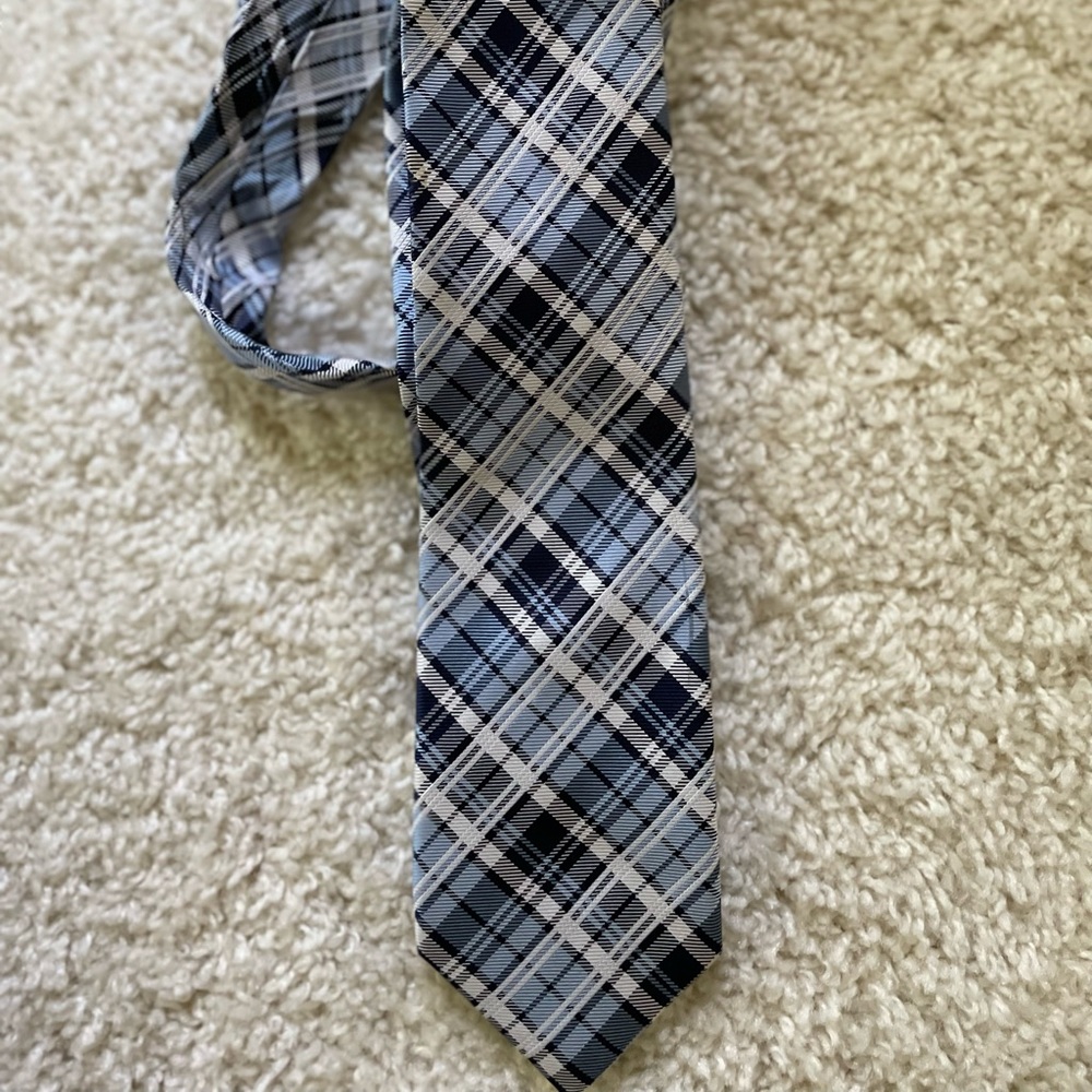 Haines and Bonner of London. Great tie!!  Excellent condition!!